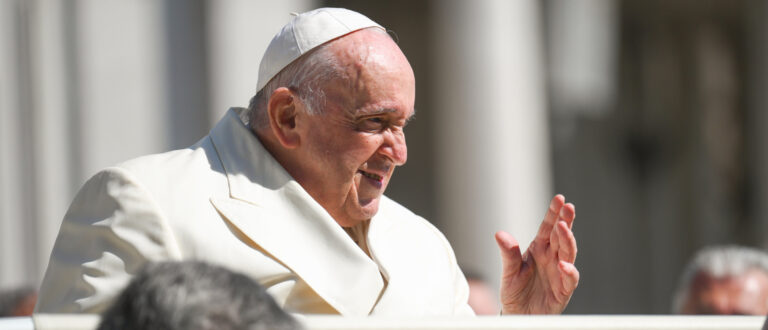 Papst Franziskus bei einer Generalaudienz am 19. April 2023 auf dem Petersplatz im Vatikan. | KNA