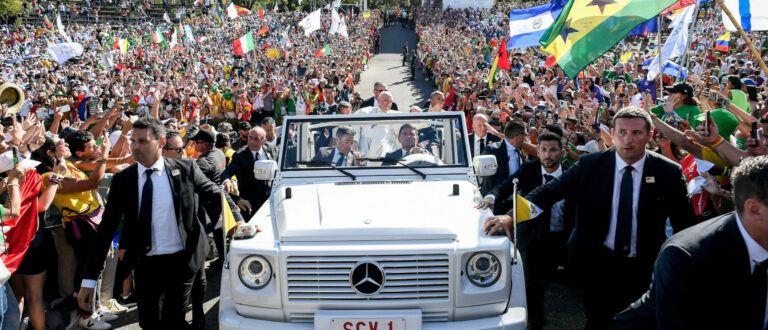 Papst Franziskus am Weltjugendtag in Lissabon im Papamobil | KNA