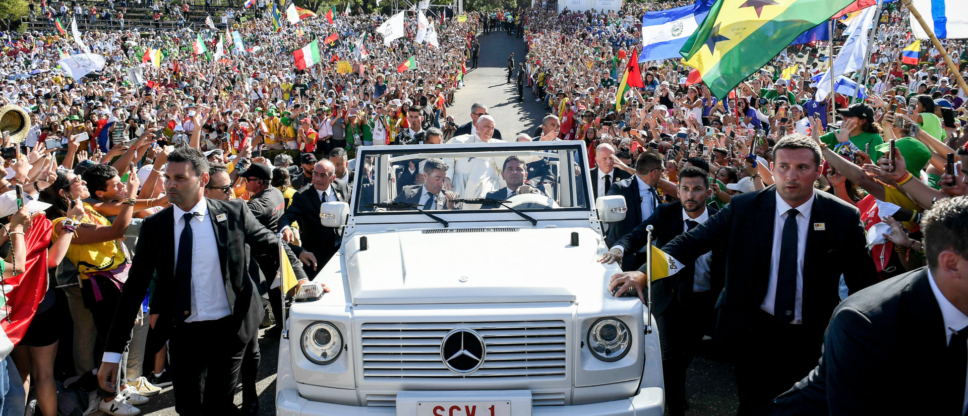 Papst Franziskus fährt im Papamobil zum Kreuzweg auf dem Weltjugendtag in den Parque Eduardo VII. in Lissabon, August 2023