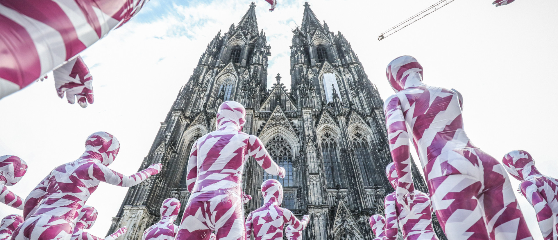 Mahnmal des Missbrauchs: 333 in Weiss und Purpur gekleideten Kinder-Schaufensterpuppen vor dem Kölner Dom.