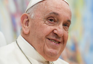 Papst Franziskus am 3. August 2023 in Cascais (Portugal). | KNA