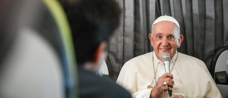 Papst Franziskus spricht im Flugzeug mit Journalisten auf dem Weg von Lissabon zurück nach Rom.