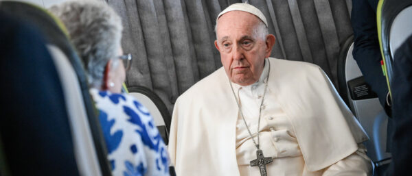 Papst Franziskus spricht mit Journalisten auf dem Weg von Lissabon zurück nach Rom; nach Abschluss des Weltjugendtags am 6. August 2023.