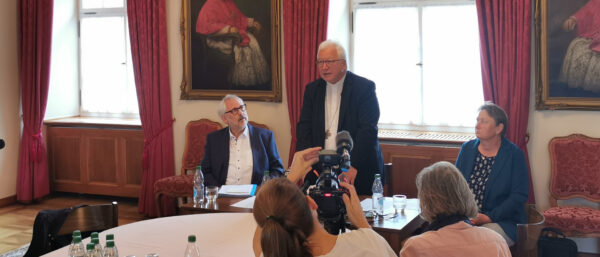 Bischof Markus Büchel mit Pastoralamtsleiter Franz Kreissel und der Missbrauchsbetroffenen Vreni Peterer | Charles Martig