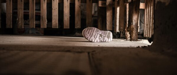 Ein Kinderschuh liegt auf dem Boden | KNA