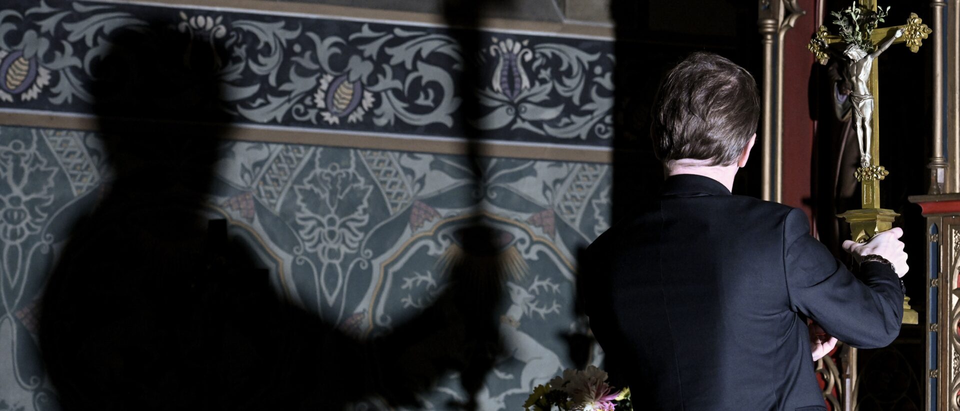 Ein Priester und sein langer Schatten.