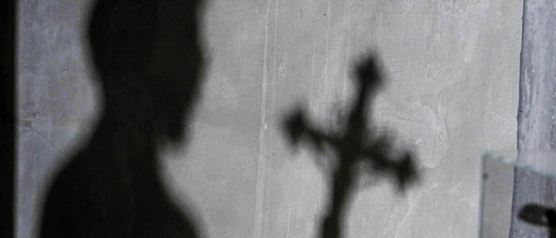 Schatten eines Mannes mit Kreuz.