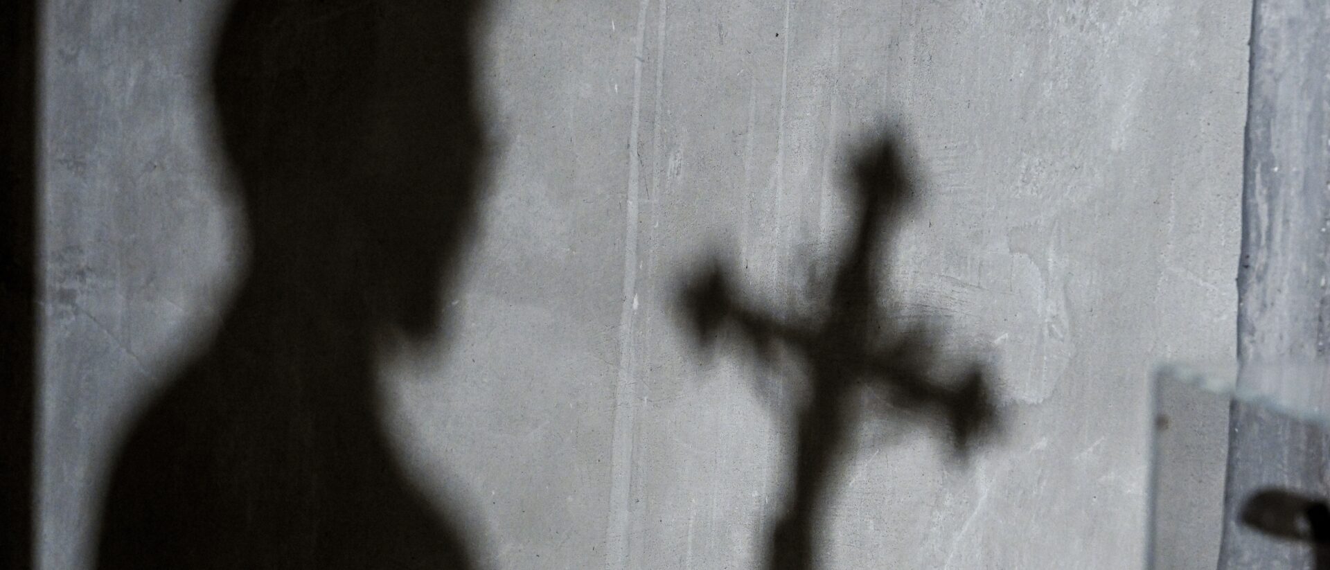 Mann mit Kreuz