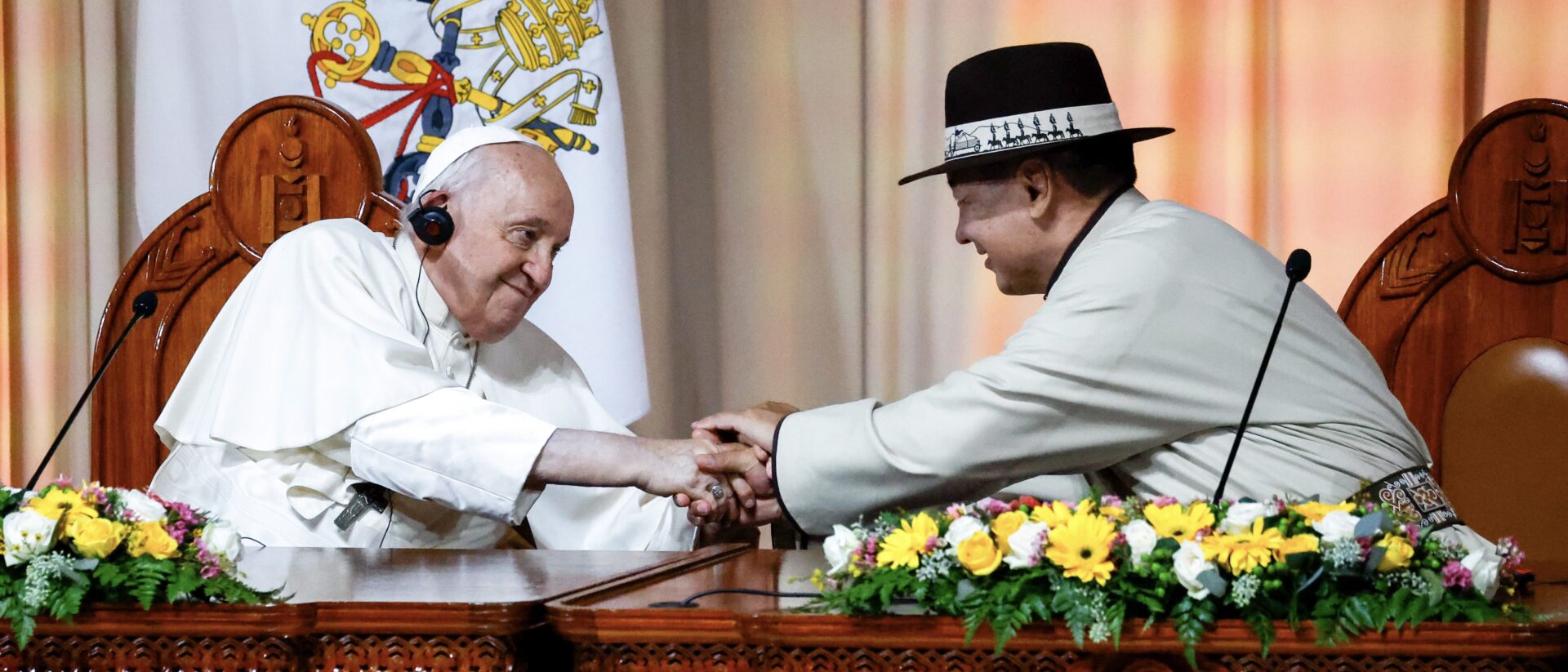 Papst Franziskus und Ukhnaagiin Khürelsükh, Präsident der Mongolei, geben sich die Hände, 2023