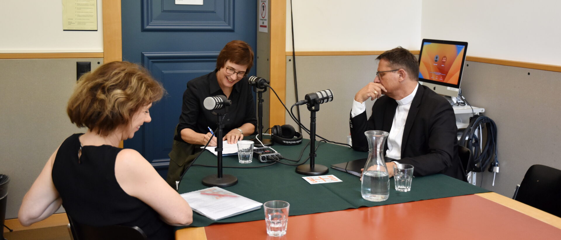 Die Historikerin Marietta Meier, Sandra Leis und Bischof Felix Gmür diskutieren über die Pilotstudie zum Missbrauch in der katholischen Kirche Schweiz (v.l.).