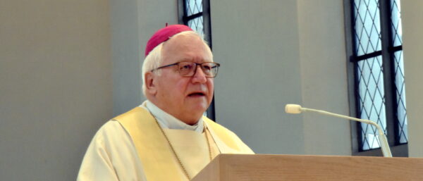 Bischof Markus Büchel spricht in der Kirche Maria Himmelfahrt in Jona über das Versagen der Kirche. | Barbara Ludwig