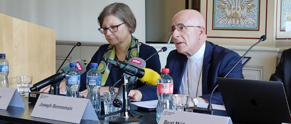 Der Churer Bischof Joseph Bonnemain spricht an der Medienkonferenz zur Missbrauchsstudie. | Jacqueline Straub