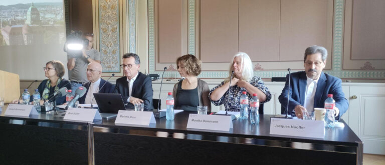 Pressekonferenz mit Bischof Joseph Bonnemain (2.v.l.) zur Missbrauchstudie. | Jacqueline Straub