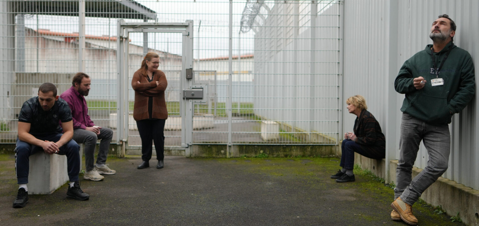 In der Pause sitzen die Straftäter Nassim (Dali Benssalah, li.), Thomas (Fred Testot) und die Gewaltopfer Sabine (Miou-Miou) und Grégoire (Gilles Lelouche) im Gefängnishof zusammen. Yvette (Anne Benoît, Mitte) ist als sogenanntes Community Mitglied dabei.