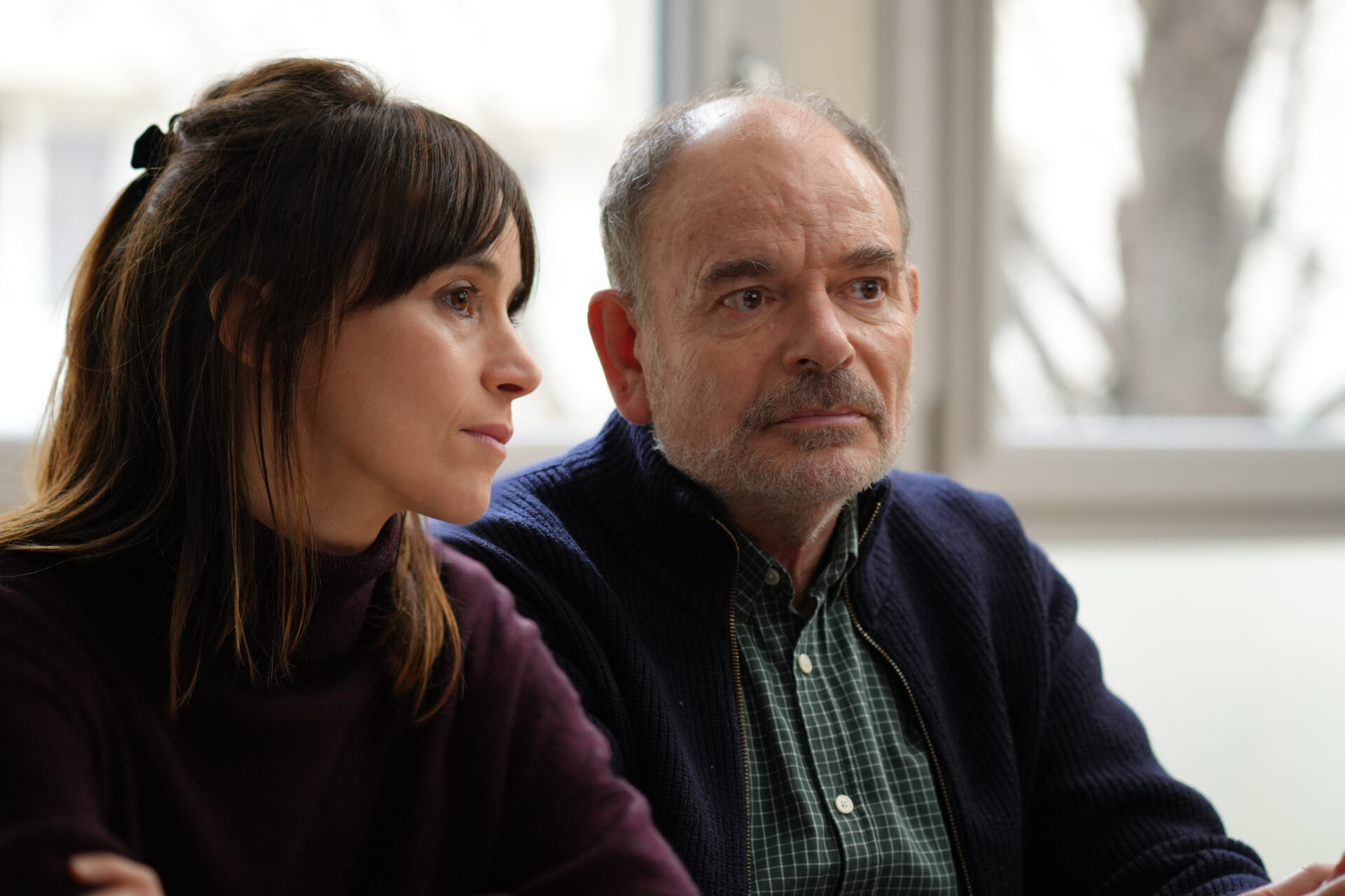 Unter ihrer Leitung stehen die Gruppengespräche: Moderatorin Fanny (Suliane Brahim) und Moderator Michel (Jean-Pierre Darroussin)