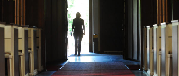 Angesichts der Missbrauchskrise treten viele aus der Kirche aus. | KNA