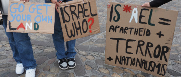 Vorwürfe an Israel: Plakate an einer propalästinensischen Demo in Basel, 2021. | Boris Burkhardt