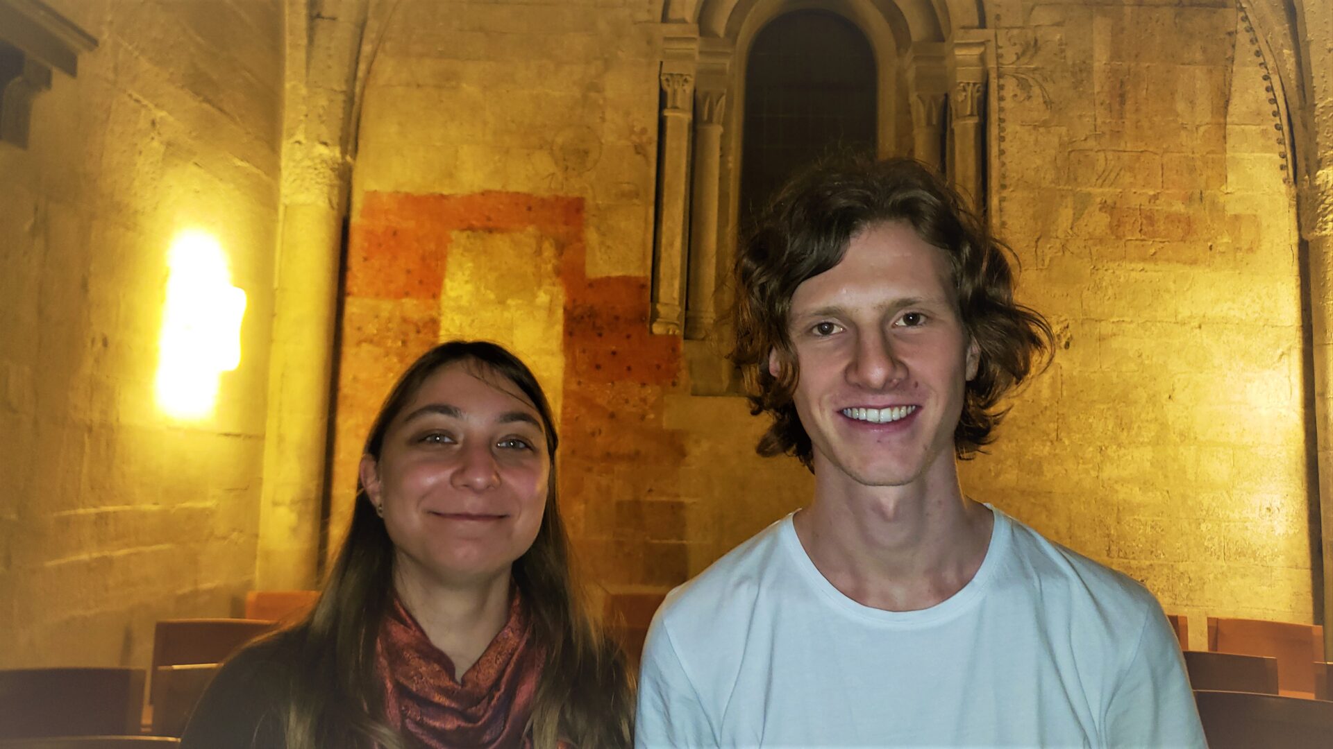Sabrina und Noah geniessen den Austausch übers Schreiben.