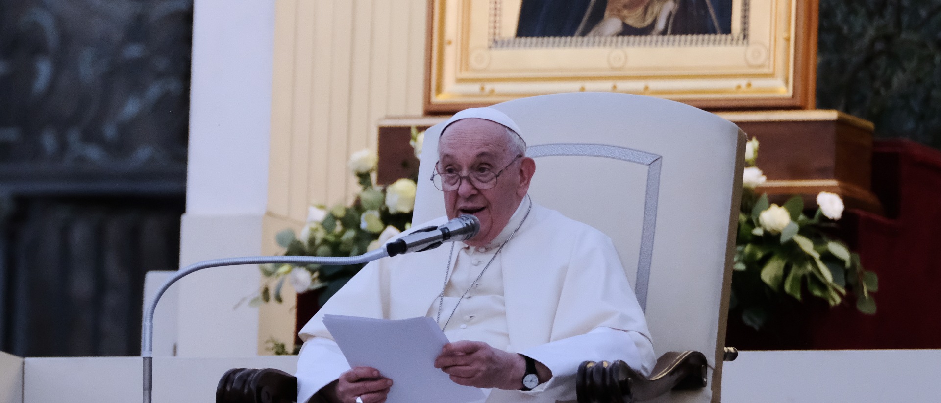 Papst Franziskus hält eine Ansprache.