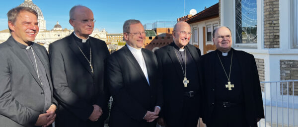 "Ehrlich, aber nicht mutig", Bischof Bätzing (mitte) umgeben von seinen deutschen Bischofskollegen bei der Pressekonferenz der DBK.
