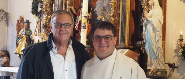 Roland Mack, Gründer des Europa-Parks, und der Schweizer Zirkuspfarrer Adrian Bolzern. In der Kapelle des Park-Hotels Santa Isabela vor einer Andacht für die Familie Mack. | Boris Burkhardt