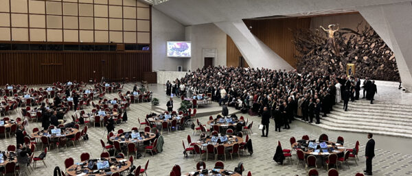 Weltsynode im Vatikan: Aufstellung zum Gruppenfoto Aufstellung zum Gruppenfoto