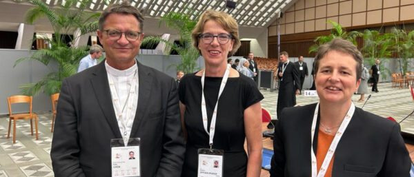 Bischof Felix Gmür, Helena Jeppsen-Spuhler und Claire Jonard an der Weltsynode in Rom