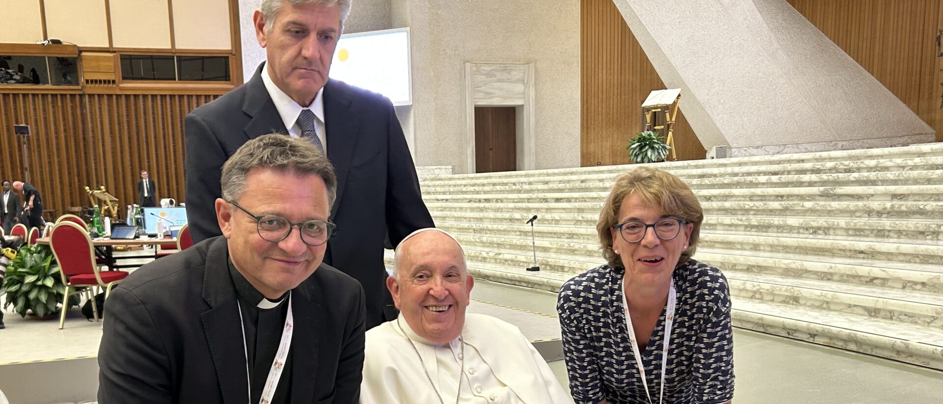 Felix Gmür und Helena Jeppesen-Spuhler mit Papst Franziskus in der Synoden-Aula.