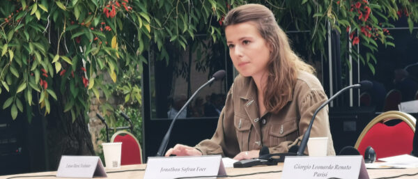 Luisa Neubauer an der Präsentation des apostolischen Schreibens «Laudate Deum» in den Vatikanischen Gärten.