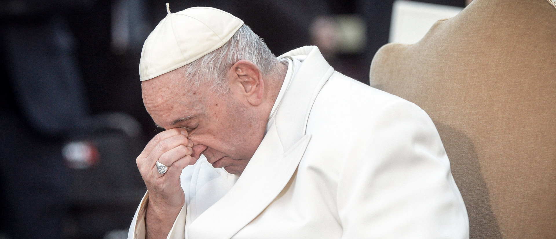 Papst Franziskus hat die Augen geschlossen und den Kopf gesenkt bei einem Gebet in Rom.