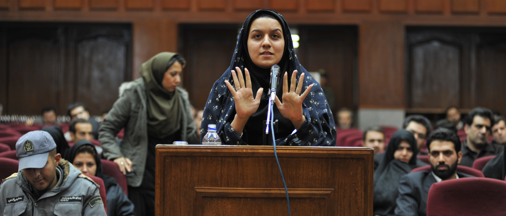 Reyhaneh Jabbari verteidigt sich vor Gericht. Filmstill aus "Sieben Winter in Teheran"