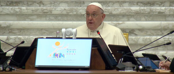 Papst Franziskus bei seiner Eröffnungsrede an der Synode 2023 in der Audienzhalle Paul VI. | Vatican News
