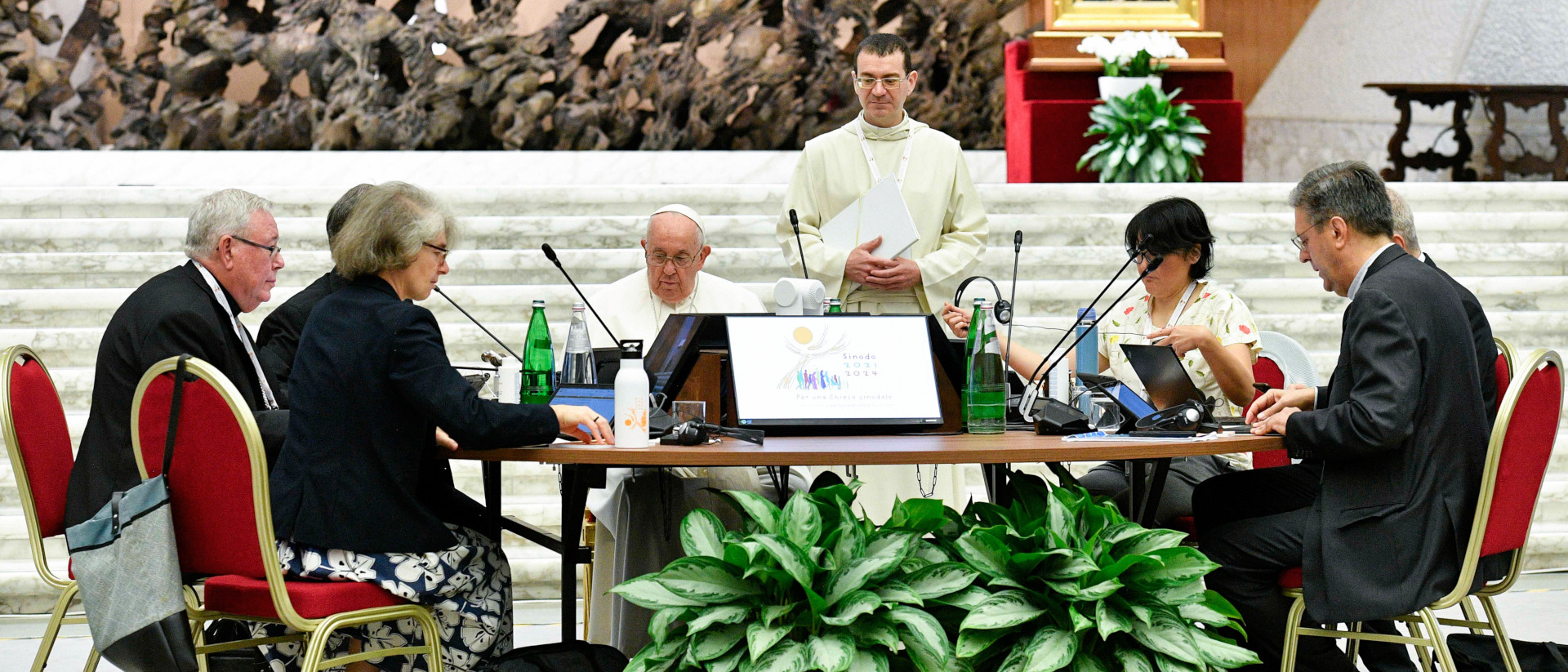 Papst Franziskus im Gespräch am Tisch bei der Weltsynode, 16. Oktober 2023 im Vatikan.