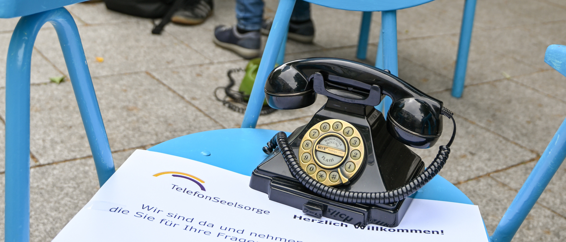 Ein altmodischer Telefonapparat wirbt beim 102. Deutschen Katholikentag in Stuttgart für die Telefonseelsorge.