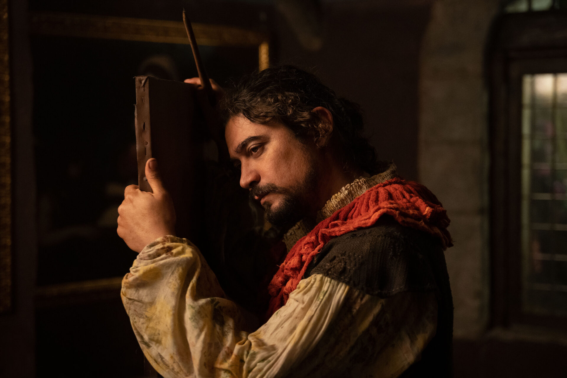Caravaggio (Riccardo Scamarcio) malt so, wie er lebt – ungestüm und voller Gefühle.