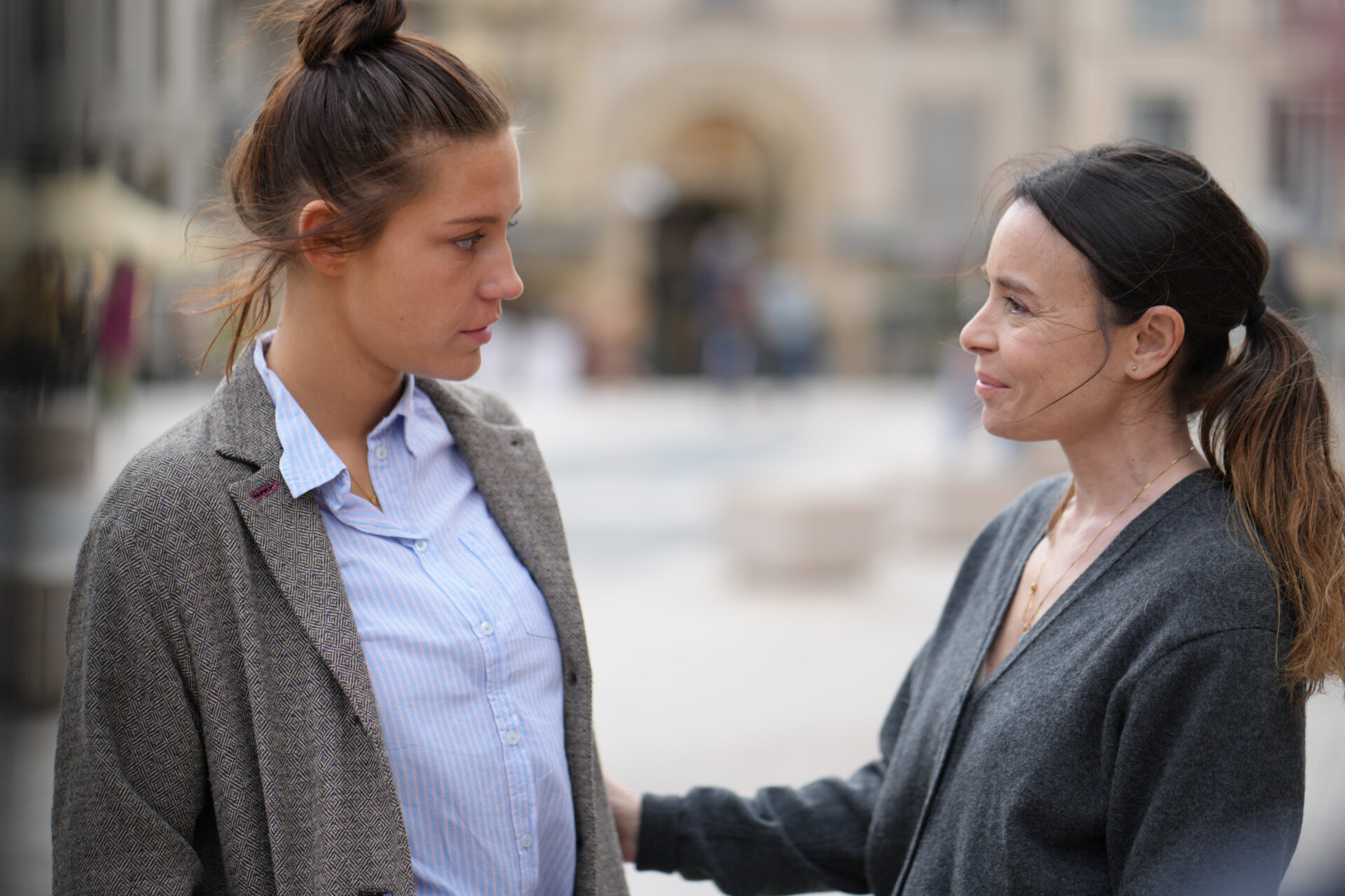 Chloé (Adèle Exarchopoulos) und ihre Mediatorin Judith (Élodie Bouchez).