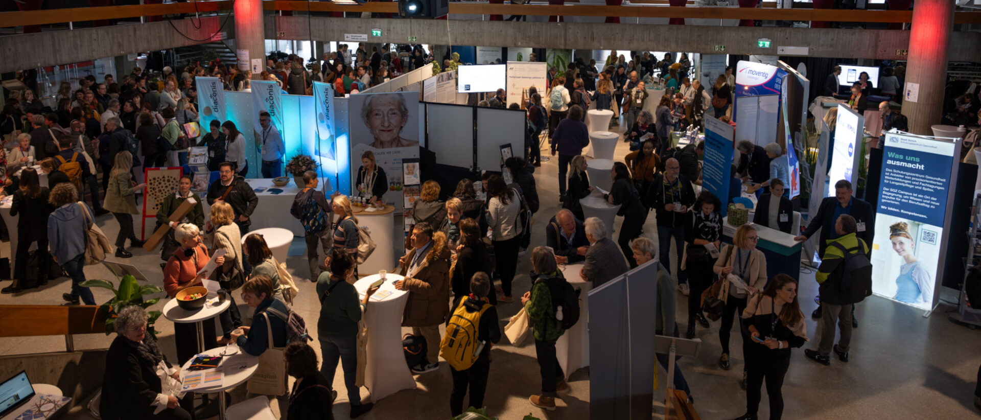 Palliative Care-Kongress in Biel, mittendrin der Stand der Seelsorgenden.