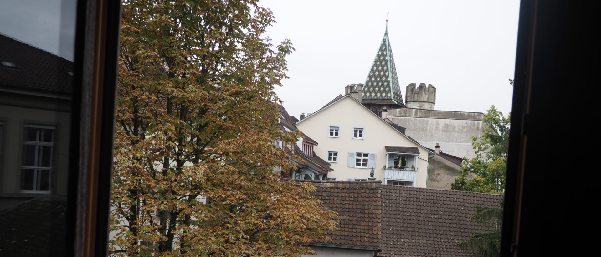 Aus dem Fenster ist der Turm des Spalentors erkennbar, durch das einst die Juden aus dem Elsass nach Basel gelangten.