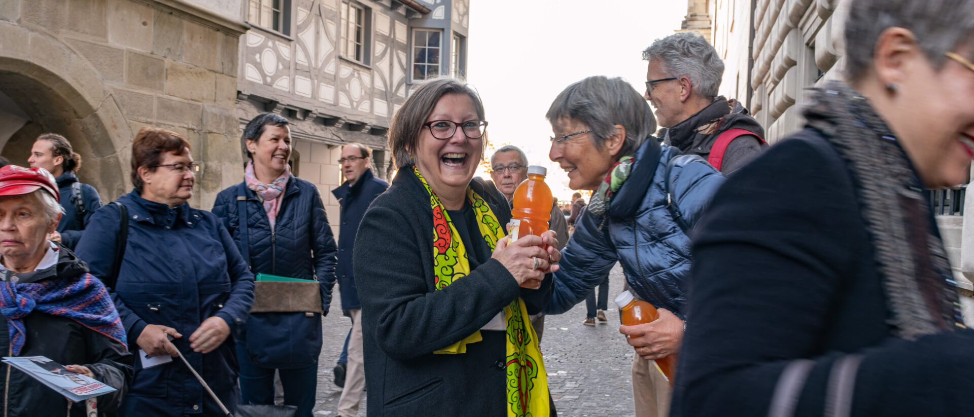 Luzerner Synodalrätin und RKZ-Präsidentin Renata Asal-Steger (Bildmitte) auf dem Weg zur Abstimmung am 08.11.2023.