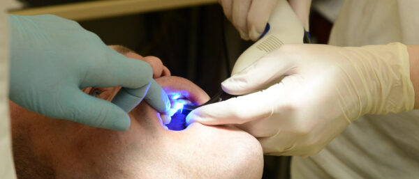 Nicht alle können sich eine Behandlung beim Zahnarzt leisten. | KNA