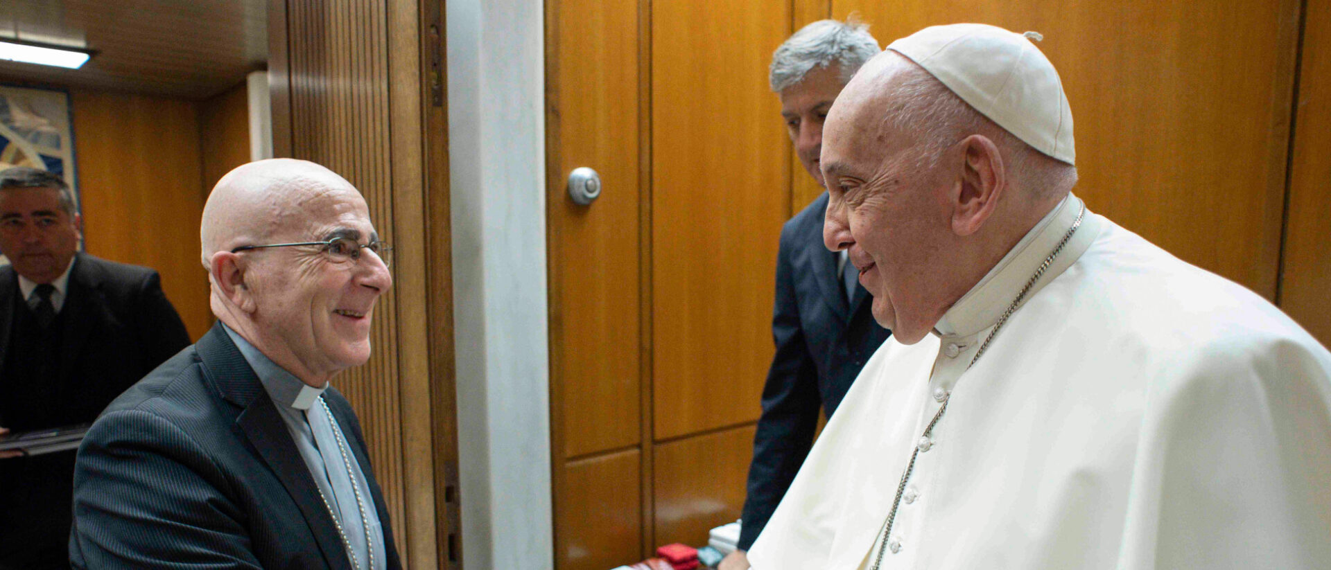 Joseph Maria Bonnemain, Bischof von Chur, und Papst Franziskus am 15. November 2023 im Vatikan. | ©&nbsp;KNA