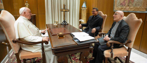 Papst Franziskus, Felix Gmür (m.), Bischof von Basel und Präsident der Schweizer Bischofskonferenz (SBK), und Joseph Maria Bonnemain (r.), Bischof von Chur, am 15. November 2023 im Vatikan. | KNA