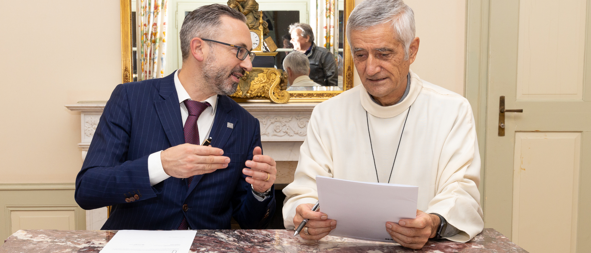 Das Departement für Sicherheit, Institutionen und Sport (DSIS) hat mit der Diözese Sitten eine Charta ausgearbeitet. Bischof Jean-Marie Lovey (r)