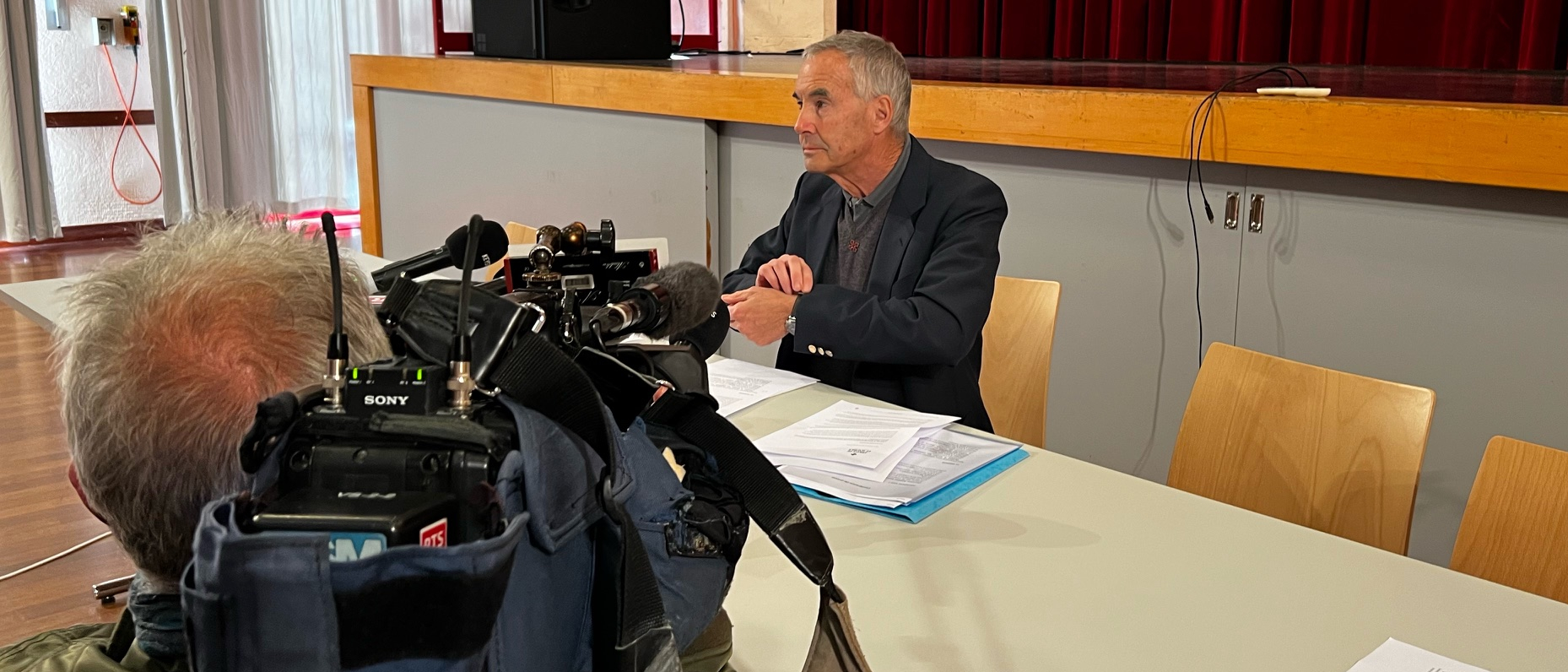 Chorherr Antoine Salina ist Sprecher der Abtei Saint-Maurice bei der Pressekonferenz.