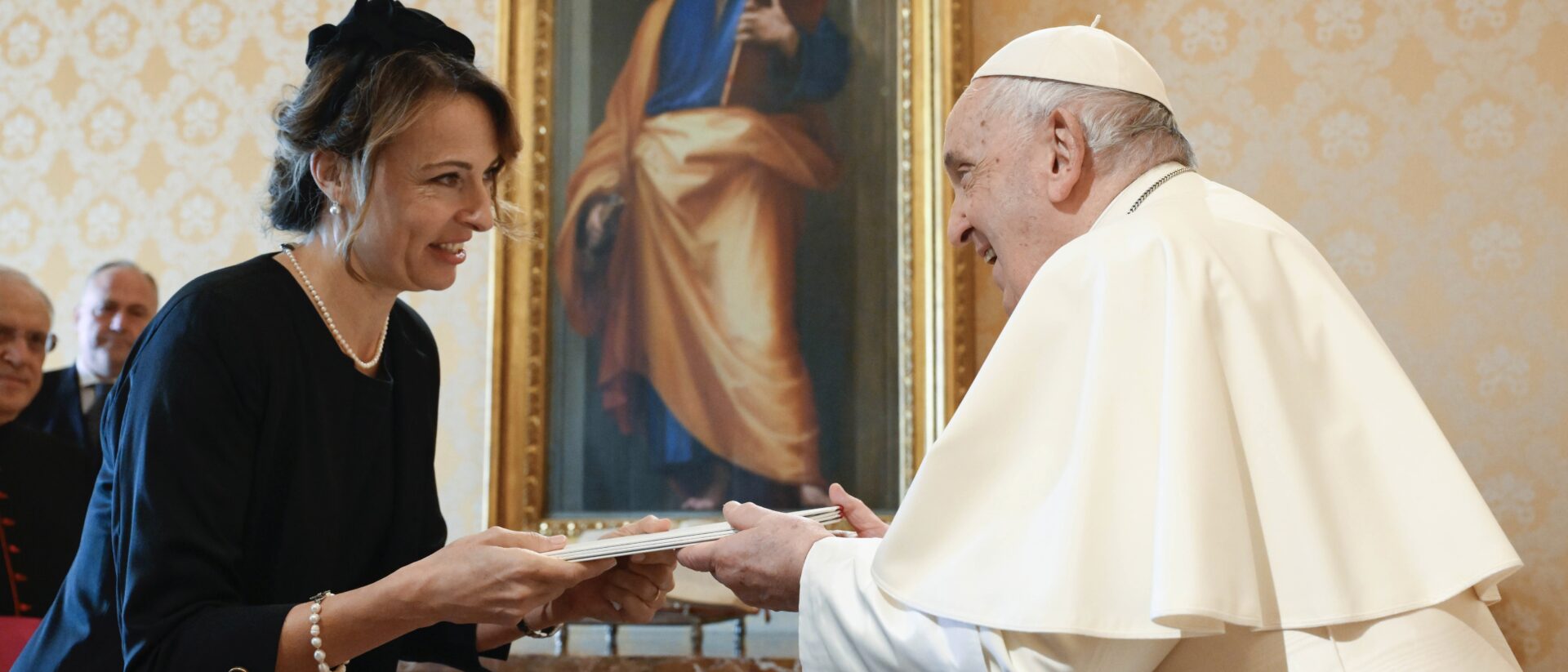 Manuela Leimgruber erhält Ihre Ernennungsurkunde von Papst Franziskus am 6.11.2023.