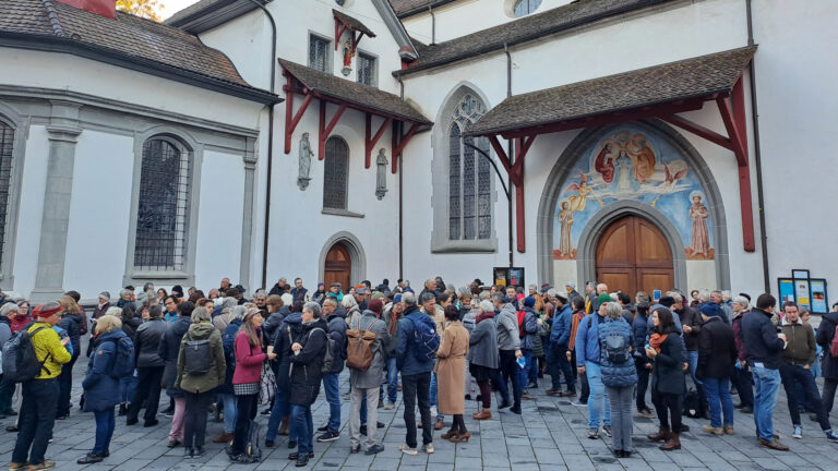 Zahlreiche Personen erschienen zur Manifest-Kundgebung auf dem Franziskanerplatz, Luzern.