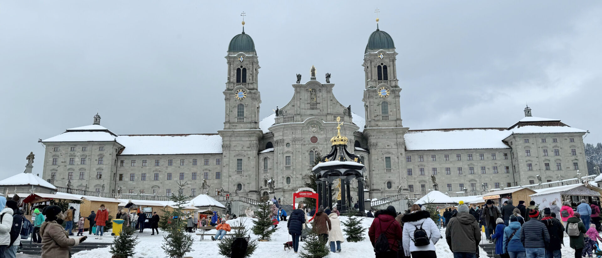 Klosterkirche Einsiedeln, vorne der Weihnachtsmarkt im Dezember 2023.