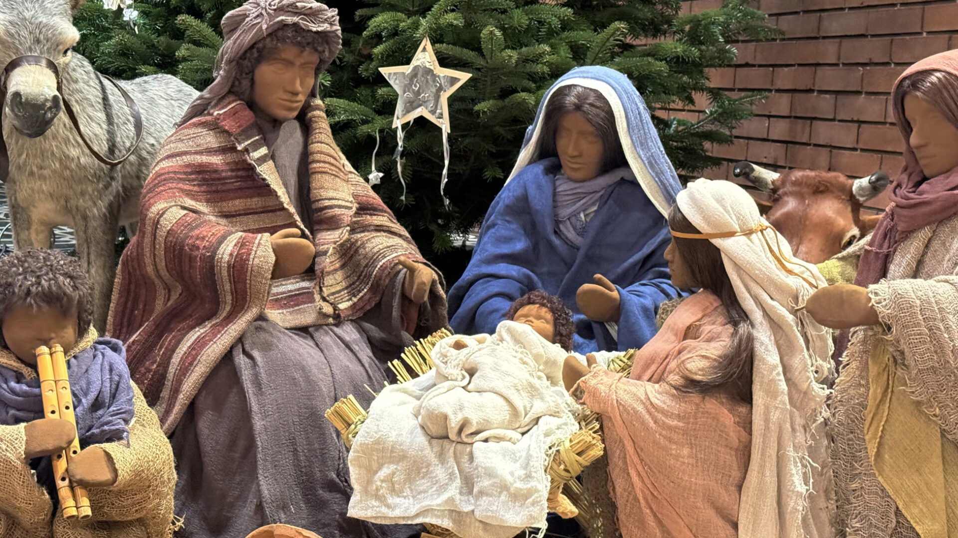Weihnachtskrippe: Maria und Josef und das Jesuskind in der Krippe