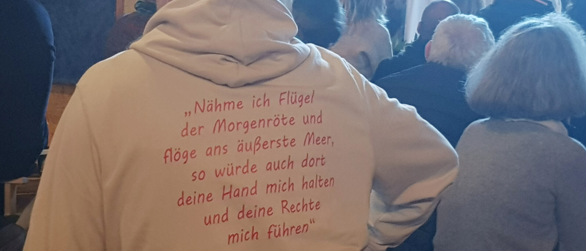 Psalm 139 auf einem Pulli eines Betenden in Taizé