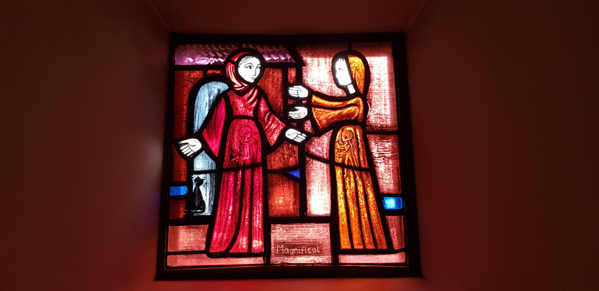 Maria und Elisabeth: Glasfenster in der Versöhnungskirche in Taizé